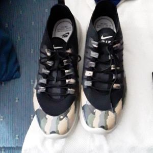 I dont wear sneakers